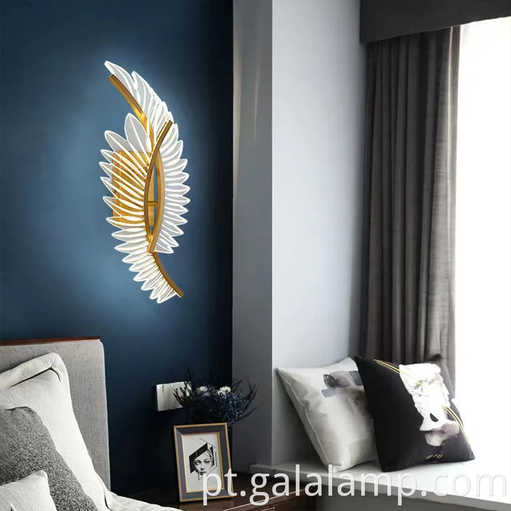 Lâmpada elegante de parede de penas acrílicas para interiores luxuosos